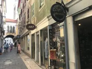 Čevljarska ulica Koper. Trgovine, pogled proti Titovem trgu.