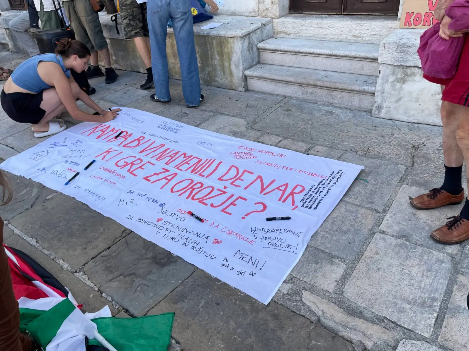 Protest civilne družbe na Titovem trgu v Kopru proti oboroževanju.