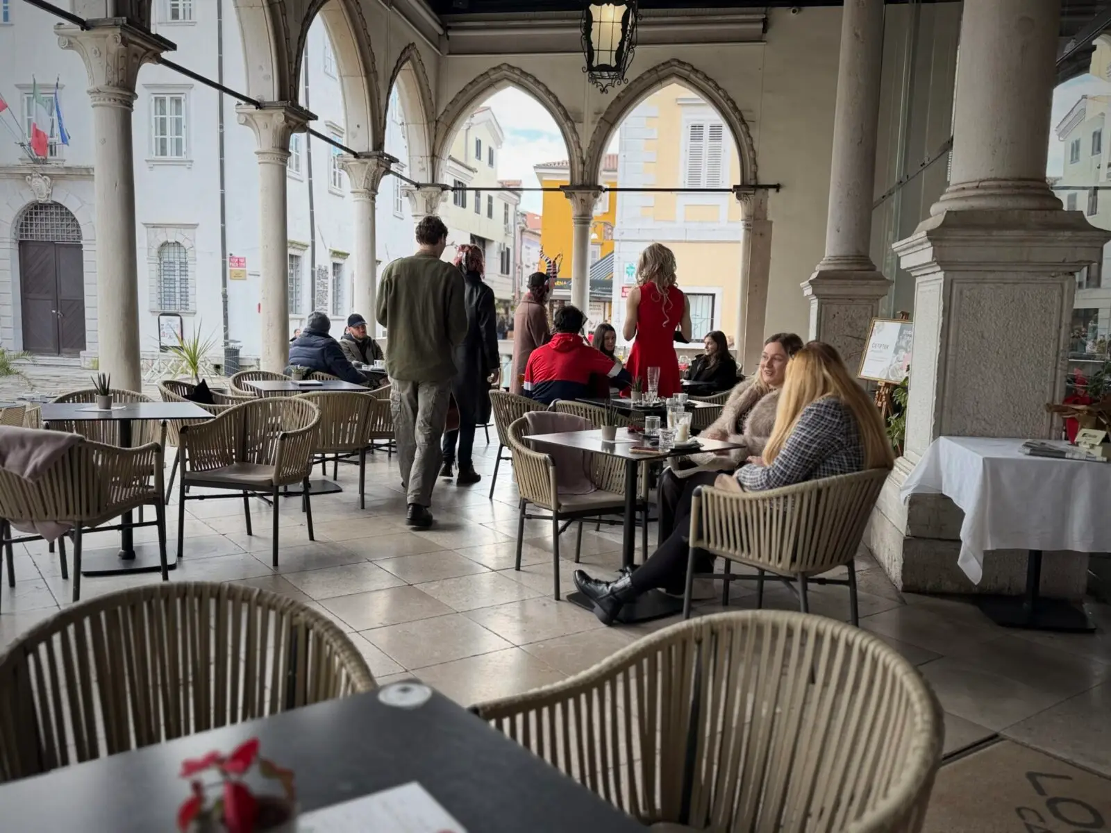 Prešeren Dan kulture v koprski kavarni Loža s skupino mladih literatov Istre Pero Srce.