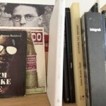 Srečko Kosovel na knjižnici polici v Kosovelovem letu.